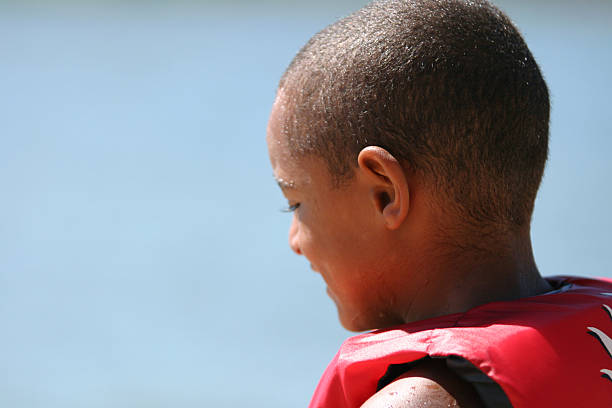 garoto no lago - life jacket child black sailing - fotografias e filmes do acervo