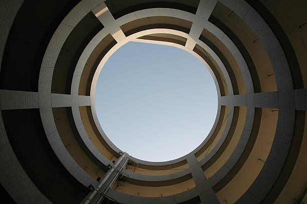 Vista do céu no edifício cilíndrico. - fotografia de stock