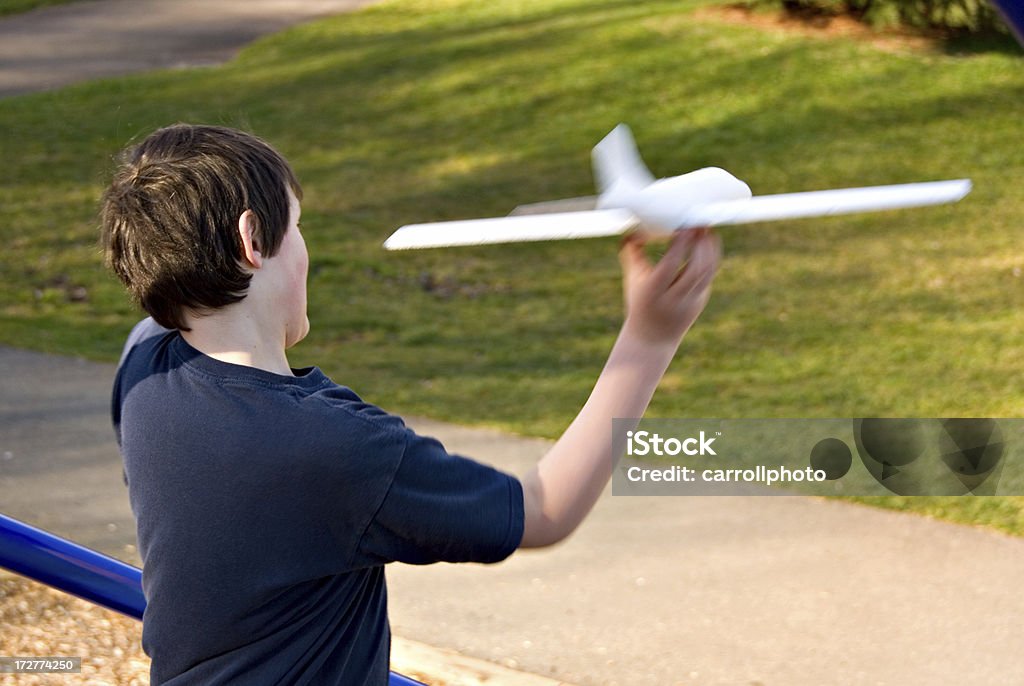 Ragazzo volo aereo giocattolo - Foto stock royalty-free di 12-13 anni