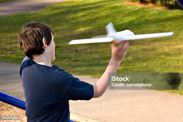 Ragazzo Volo Aereo Giocattolo - Fotografie stock e altre immagini di 12-13 anni - 12-13 anni, Aeroplano, Ambientazione esterna