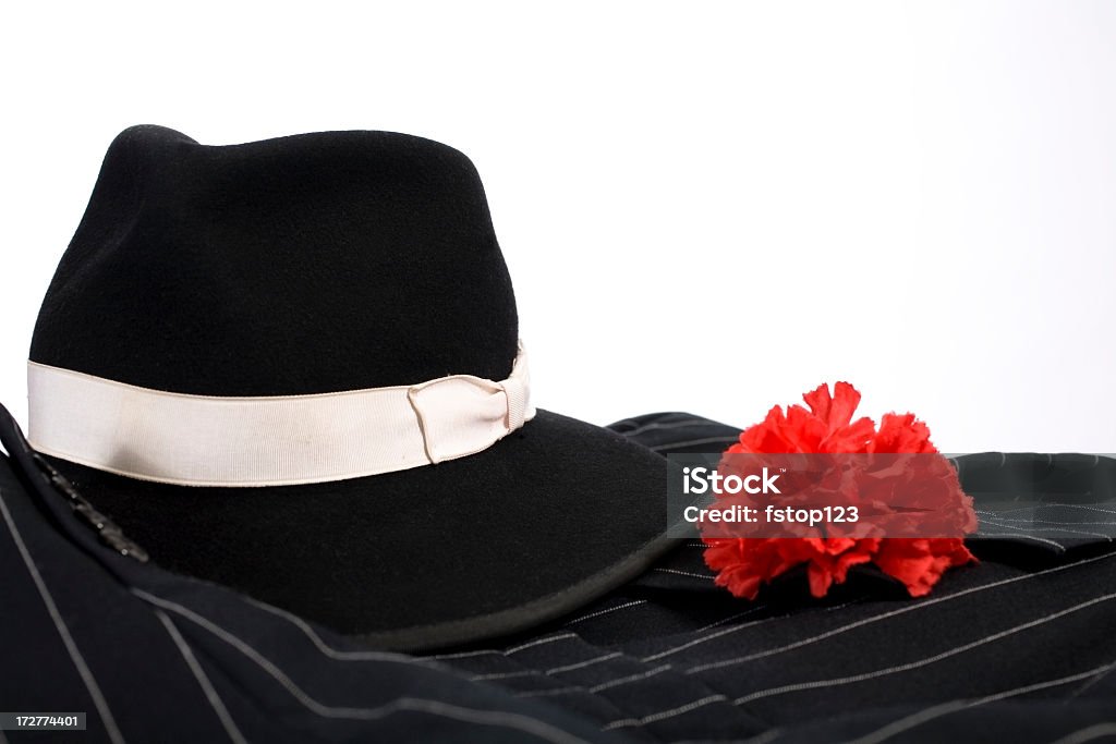 Tuta anni'20, ROSSO GAROFANO nel risvolto, cappello fedora. Gangster abbigliamento. - Foto stock royalty-free di 1920-1929