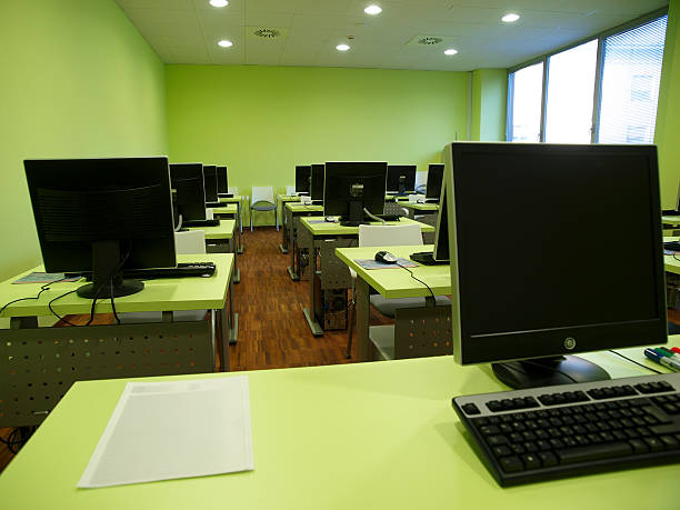 laboratorio de ordenadores - computer lab green office computer fotografías e imágenes de stock