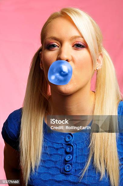 Poppuppe Stockfoto und mehr Bilder von Attraktive Frau - Attraktive Frau, Blasen, Blau