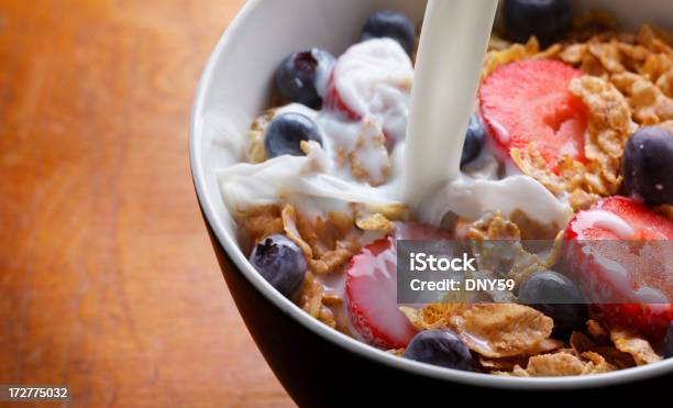 Cereales Bowl Foto de stock y más banco de imágenes de Alimento - Alimento, Arándano, Bebida