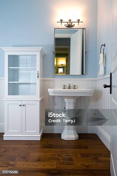 Guest Sink Stock Photo - Download Image Now - Pedestal, Sink, Medicine  Cabinet - iStock