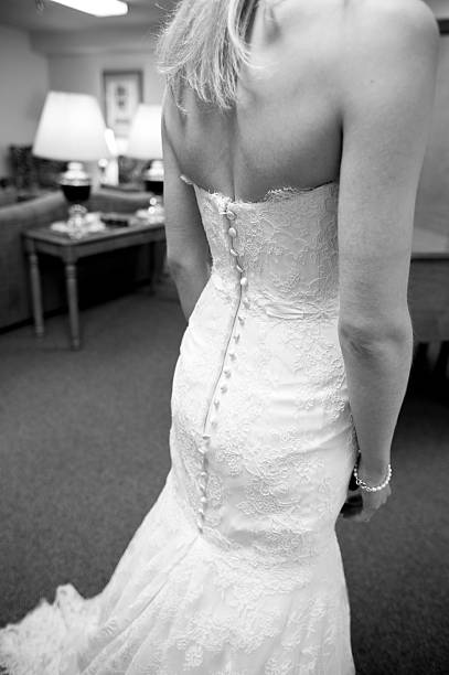 elegante noiva em vestido de casamento preto e branco - burttons imagens e fotografias de stock
