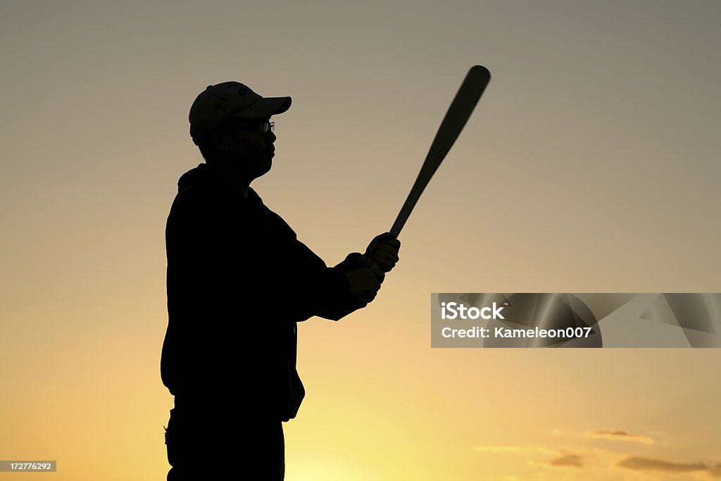 silhouette di giovane uomo con mazza da baseball - Foto stock royalty-free di Adulto