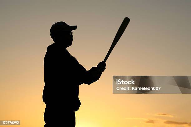 Silhouette Di Giovane Uomo Con Mazza Da Baseball - Fotografie stock e altre immagini di Adulto - Adulto, Ambientazione esterna, Baseball