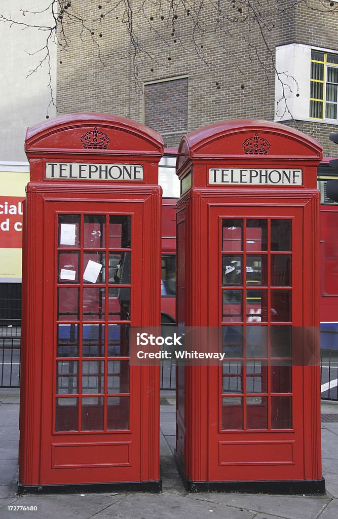 Twin rouge cabines téléphoniques dans le vieux quartier de Marylebone Street, à Londres - Photo de A la mode libre de droits