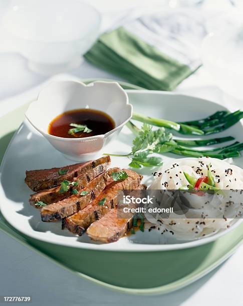 Photo libre de droit de Steaks Grillés Avec Sauce Teriyaki banque d'images et plus d'images libres de droit de Aliment - Aliment, Aliments et boissons, Assiette
