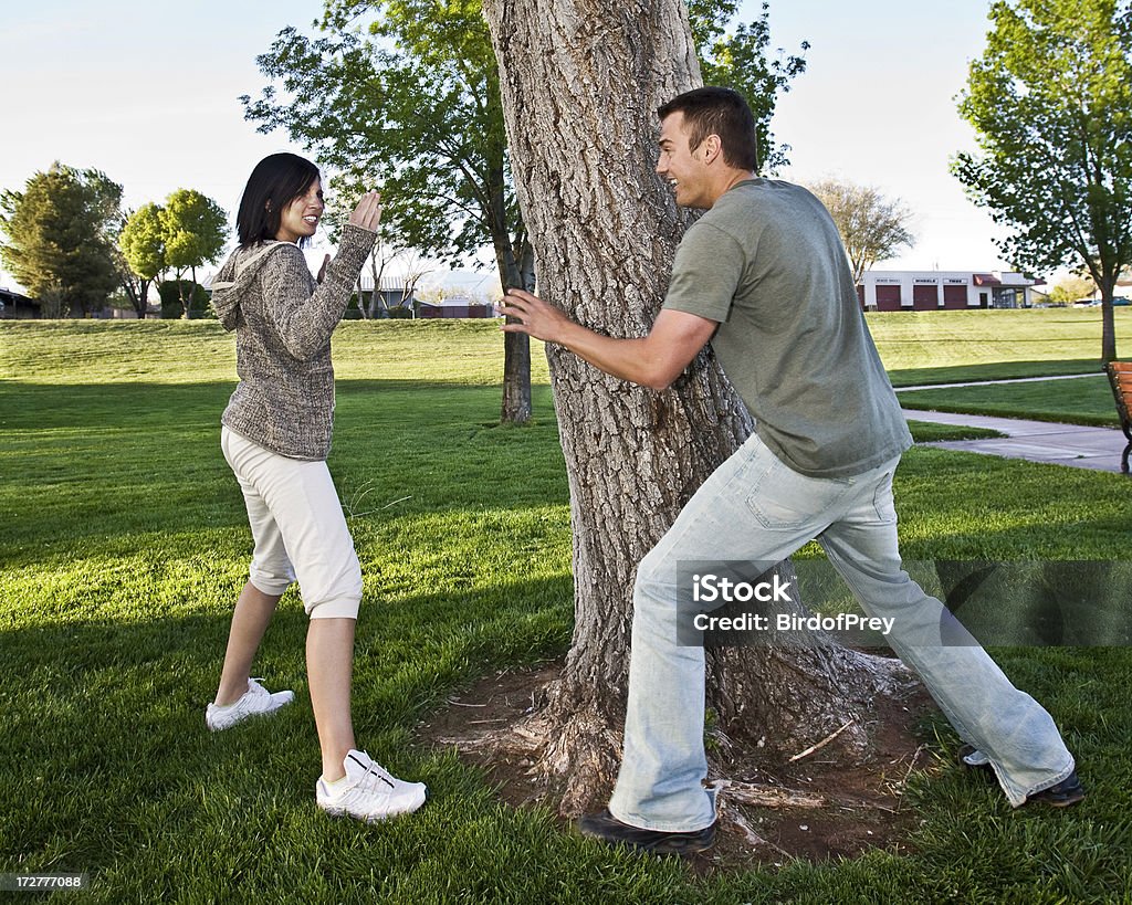 Молодая пара, �игривая в парк. - Стоковые фото Близость роялти-фри