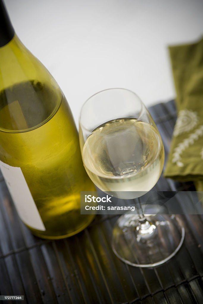 白ワインをボトルのテーブルトップ上で - アルコール飲料のロイヤリティフリーストックフォト