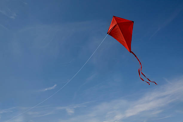 �レッドの凧が空の旅 - 凧 ストックフォトと画像