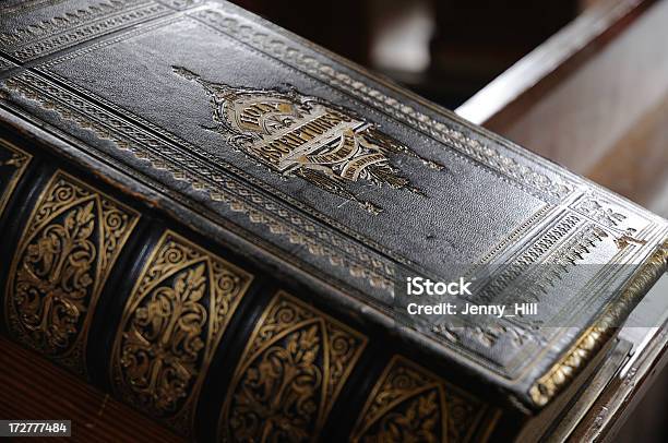 Bíblia Sagrada - Fotografias de stock e mais imagens de Folha de Ouro - Metal - Folha de Ouro - Metal, Livro, Antigo