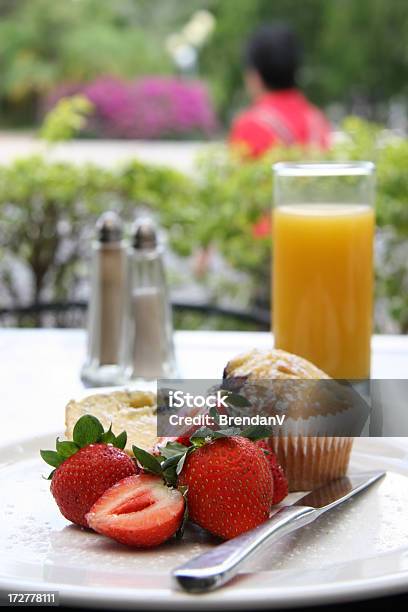 Erdbeere Und Muffin Snack Stockfoto und mehr Bilder von Amerikanische Heidelbeere - Amerikanische Heidelbeere, Blaubeermuffin, Essen am Tisch