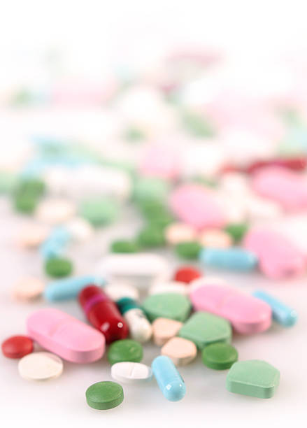 рецепт таблетки - vitamin pill vertical high key photographic effects стоковые фото и изображения