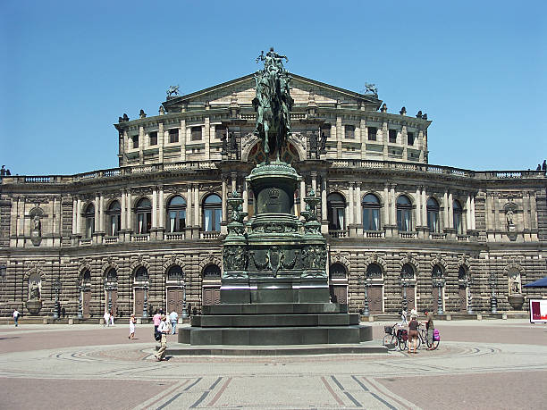 ópera de semper - opera house semper opera house statue theaterplatz imagens e fotografias de stock