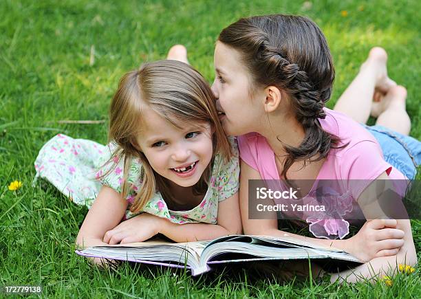 Compartiendo Secretos Foto de stock y más banco de imágenes de Misterio - Misterio, Niño, Verano