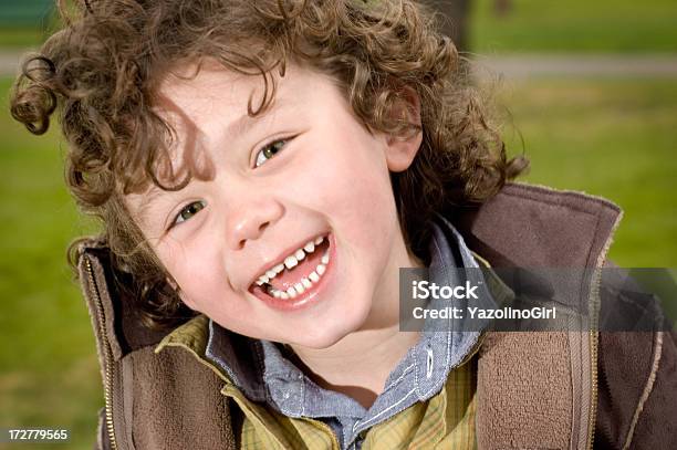 Menino Feliz Com O Grande Sorriso - Fotografias de stock e mais imagens de 4-5 Anos - 4-5 Anos, Alegria, Aluno
