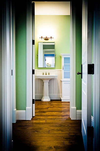 раковина для ванной - medicine cabinet bathroom bathroom sink door стоковые фото и изображения