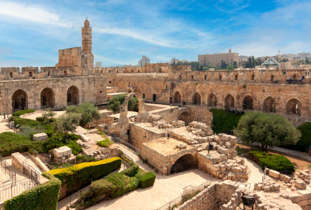 エルサレム旧市街のダビデの塔の中庭とオスマン帝国のミナレットの考古学的発見の眺め - king of the jews ストックフォトと画像