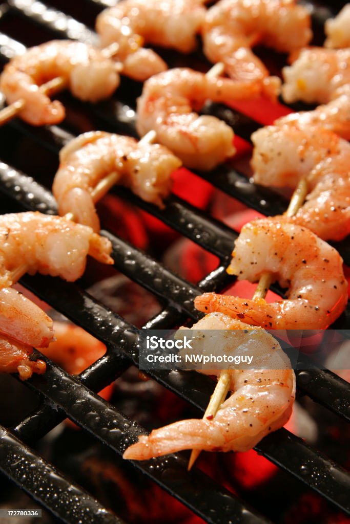 cooking- des brochettes de crevettes au Barbecue en plein air - Photo de Aliment libre de droits