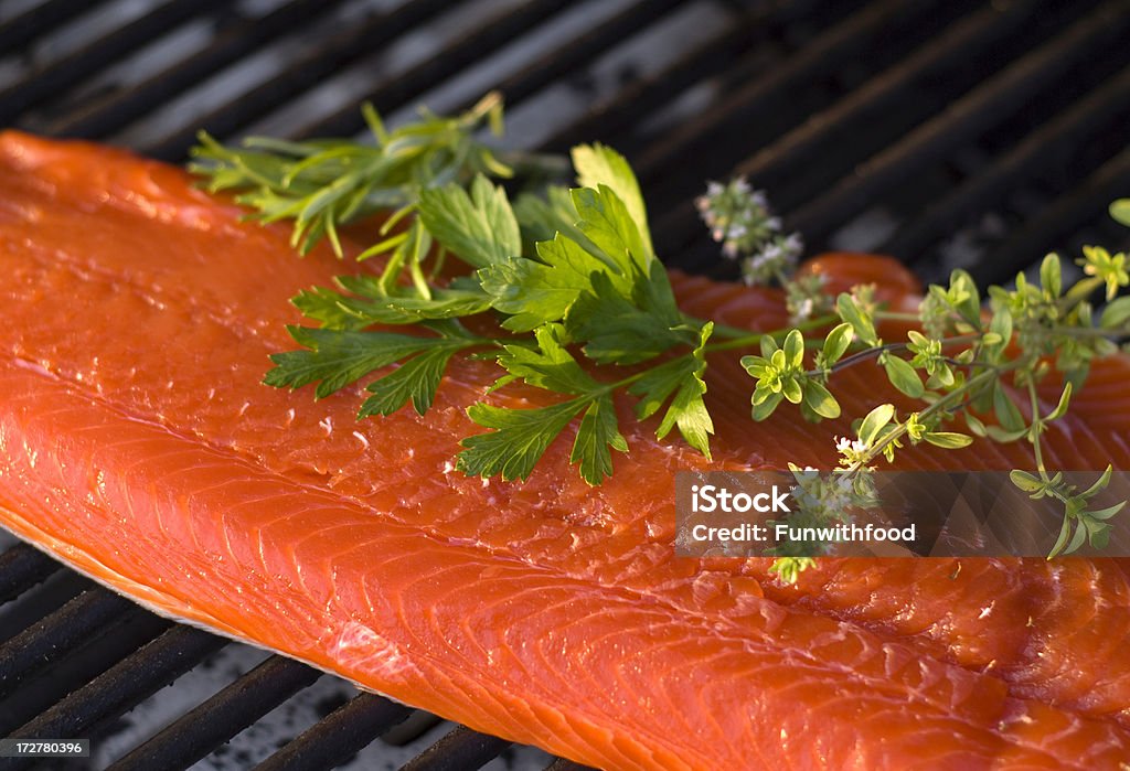 Cuisine des poissons et fruits de mer, filet de poisson de saumon rouge brut & barbecue - Photo de Aliment préparé en filet libre de droits
