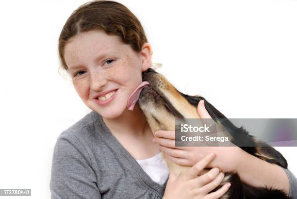 Cane Di Bacio - Fotografie stock e altre immagini di Bambine femmine - Bambine femmine, Cane, Accarezzare un animale