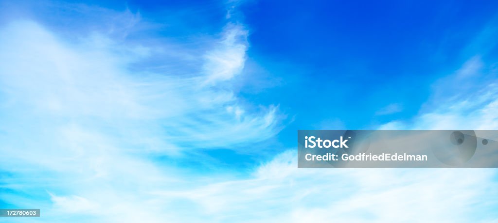 Céu azul e nuvens brancas macias (Panorama - Foto de stock de Azul royalty-free