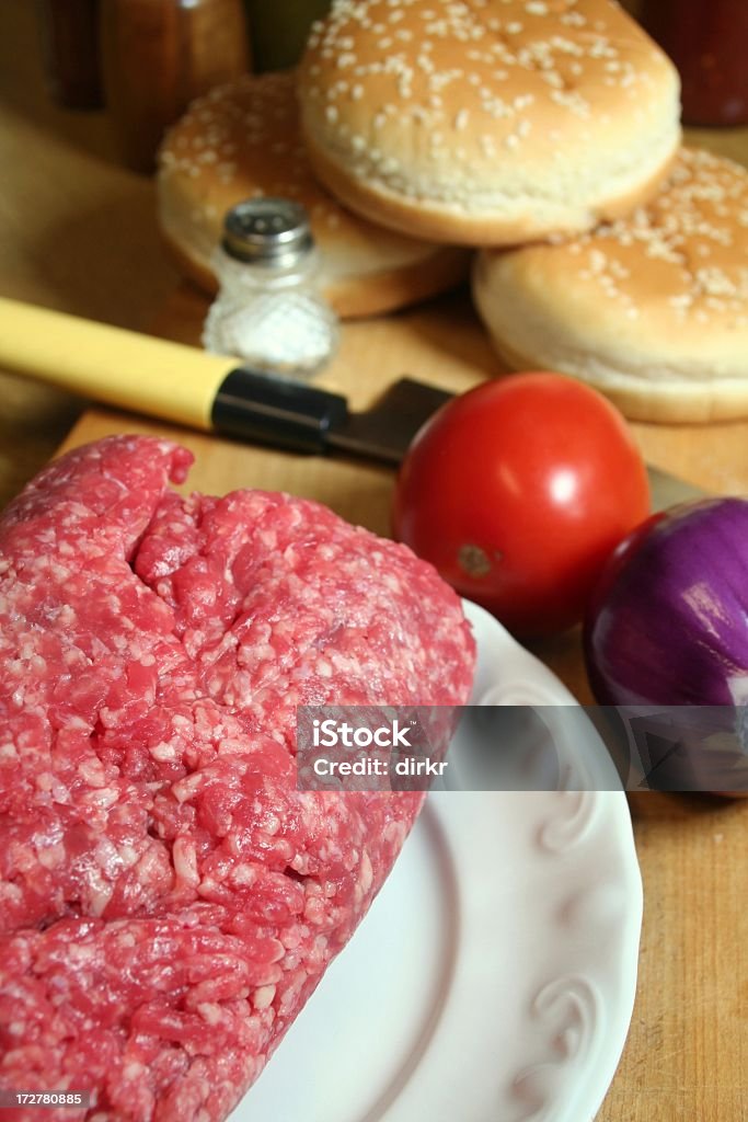 Hacer hamburguesas - Foto de stock de Alimento libre de derechos
