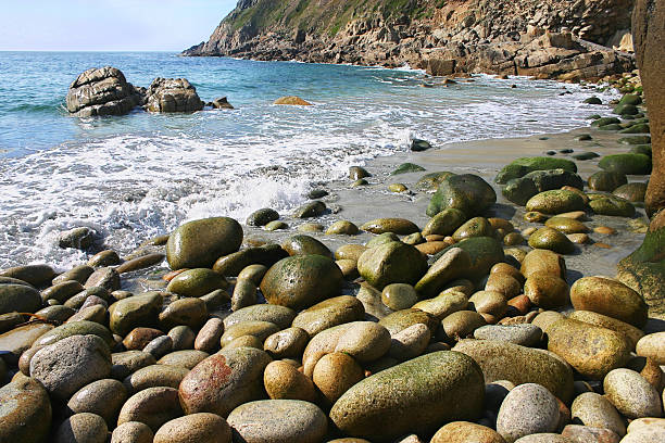 blu acqua e boulder beach - scenics coastline uk moss foto e immagini stock