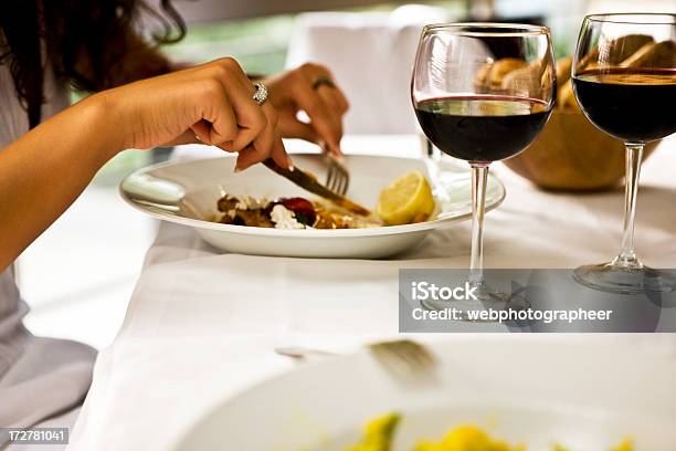 Kobieta Jedzenie - zdjęcia stockowe i więcej obrazów Alkohol - napój - Alkohol - napój, Aranżować, Bufet - posiłek