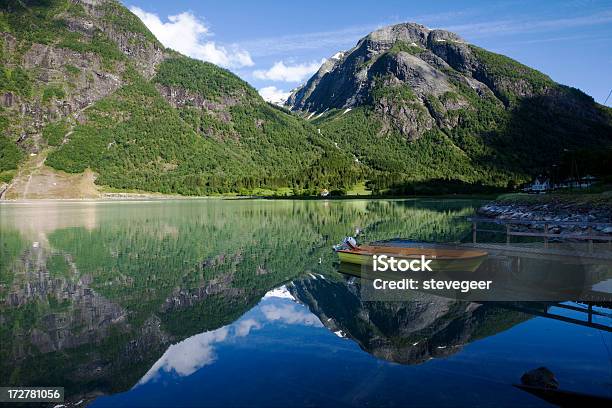 Лодка И Fjord Гор — стоковые фотографии и другие картинки Без людей - Без людей, Вода, Гора