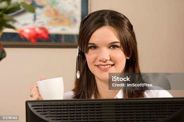Sonriente Mujer De Negocios Foto de stock y más banco de imágenes de Adulto - Adulto, Agente de servicio al cliente, Alegre