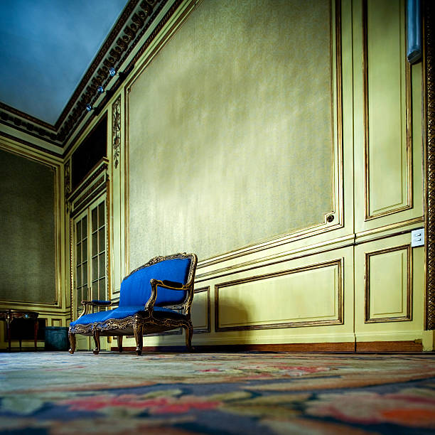 stéréotype de la classe supérieure mansion - fauteuil baroque photos et images de collection