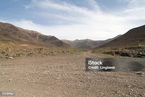 Foto de Ciclista Road Em Fuerteventura e mais fotos de stock de Ajardinado - Ajardinado, Clima árido, Cloudscape