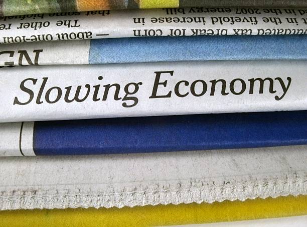 abrandamento da economia - newspaper headline unemployment finance recession imagens e fotografias de stock