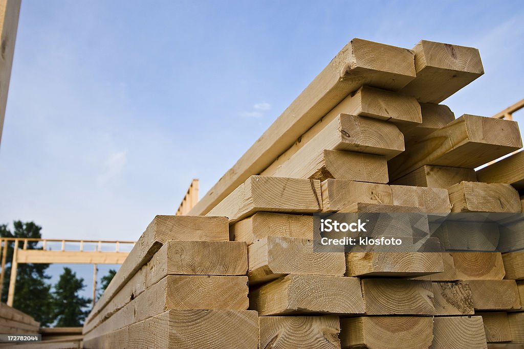 Casa de nueva construcción - Foto de stock de Madera - Material de construcción libre de derechos