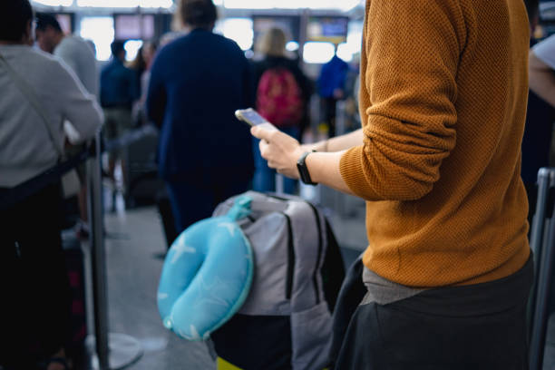 istock Using an online app to check-in luggage 1727821307