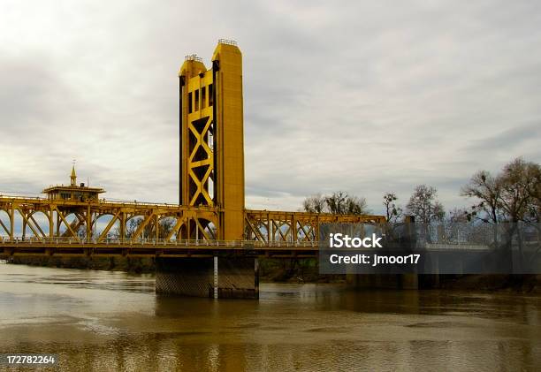 Tower Bridge Sacramento - Fotografie stock e altre immagini di Acqua - Acqua, Albero, California