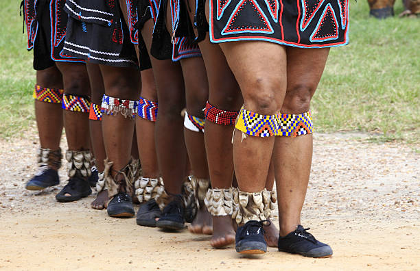 zulu mulheres de contas pernas - zulu african descent africa dancing - fotografias e filmes do acervo