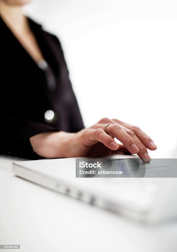 Travaillant sur un ordinateur portable - Photo de Affaires libre de droits