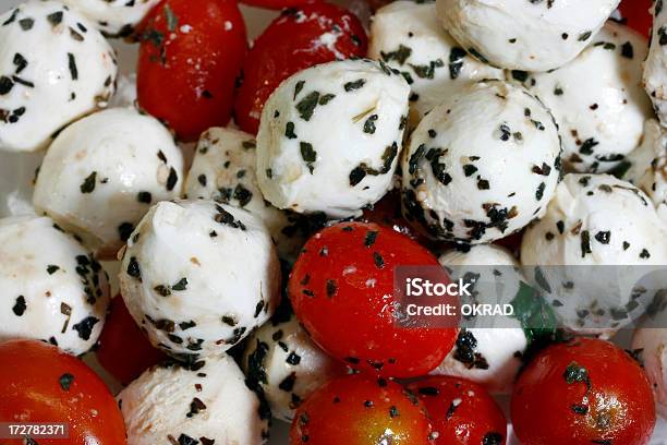 Makro Mozzarellabälle Und Tomaten Stockfoto und mehr Bilder von Ansicht aus erhöhter Perspektive - Ansicht aus erhöhter Perspektive, Basilikum, Bildhintergrund