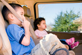 bruder-und-schwester-auf-dem-auto.jpg?b=