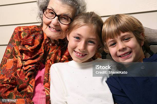 Bisnonna Seduto Sulla Veranda Con Nipoti - Fotografie stock e altre immagini di 80-89 anni - 80-89 anni, Abbracciare una persona, Adulto