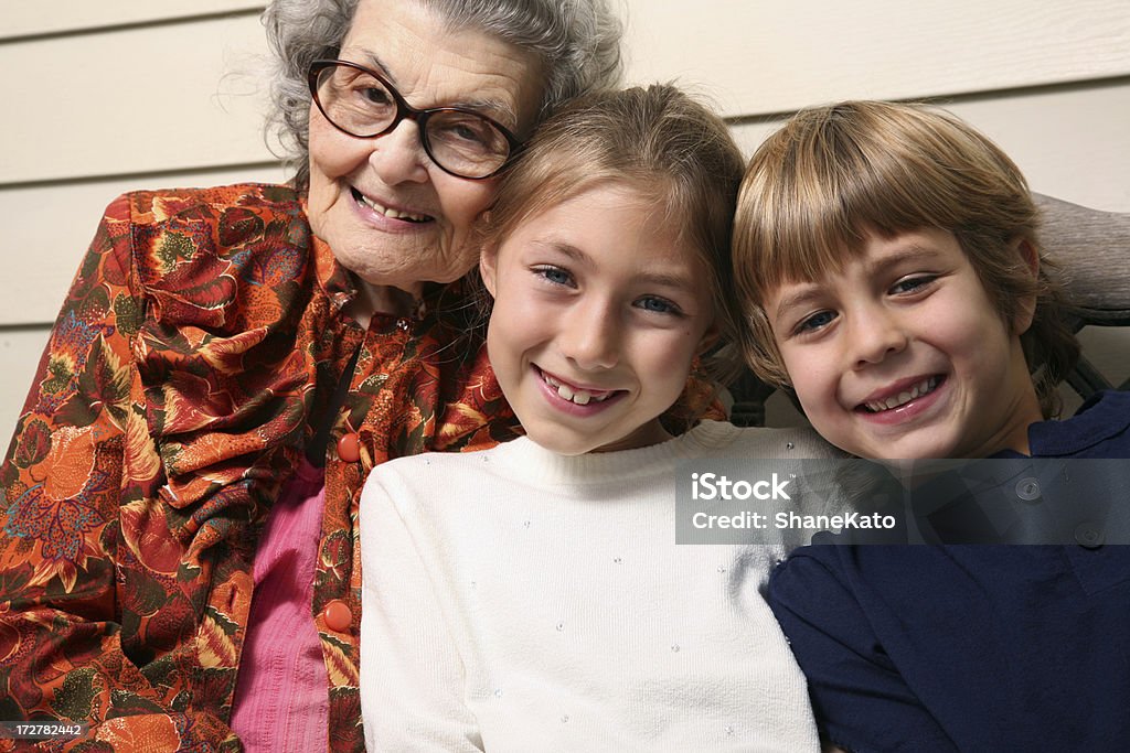 曾祖母のポーチに座って、孫 - 3人のロイヤリティフリーストックフォト