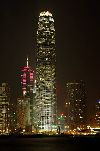 vista para o porto de hong kong à noite @ - hong shopping night skyline - fotografias e filmes do acervo