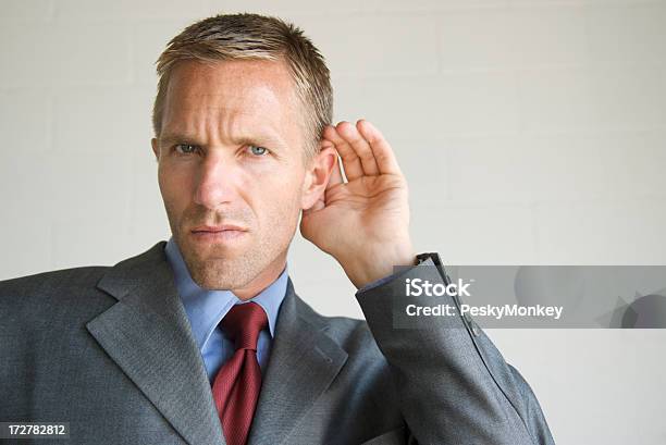 Ernst Geschäftsmann Hören Schröpfen Ohr Stockfoto und mehr Bilder von Abwarten - Abwarten, Anzug, Berufliche Beschäftigung