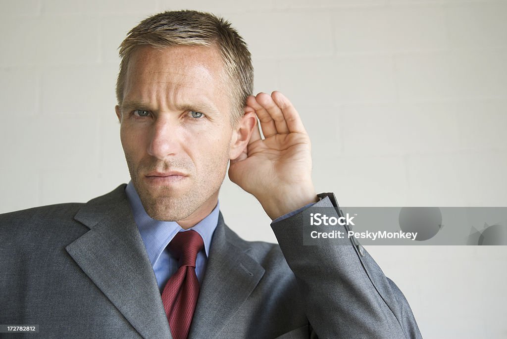 Hombre de negocios serio música terapia de oreja - Foto de stock de Adulto libre de derechos
