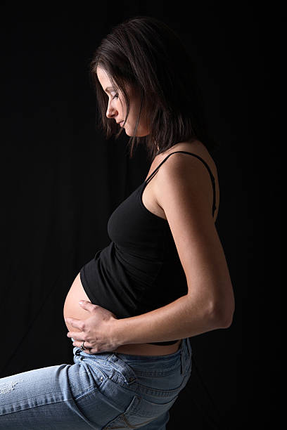ожидание. - human pregnancy rubbing looking down abdomen стоковые фото и изображения